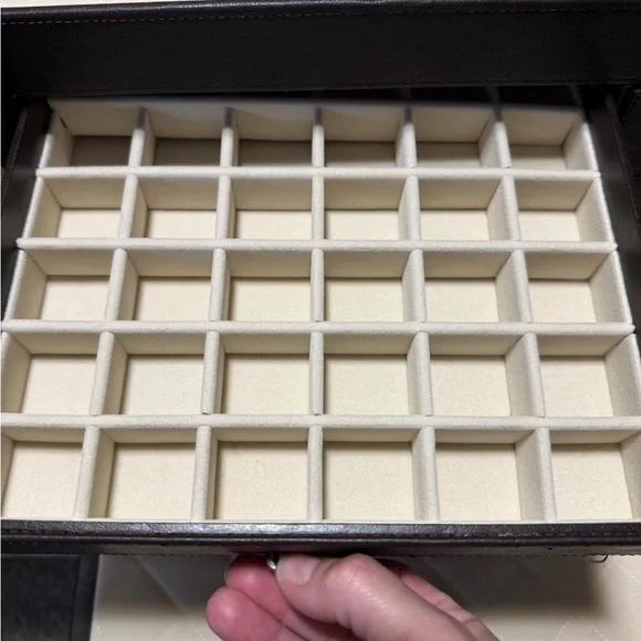 Vintage faux leather jewelry trunk - Picture 4 of 16